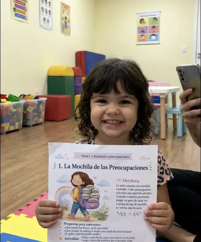 Niña mostrando una metáfora terapéutica durante una sesión